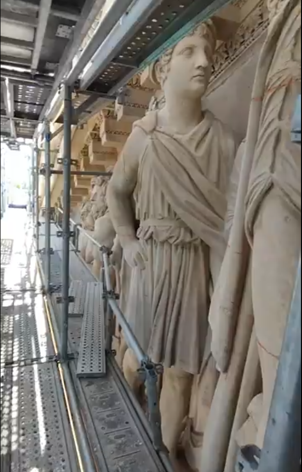 Scan statues façade Assemblée Nationale